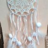 Dreamcatcher bianco con piume e pom-pom - immagine 5
