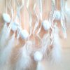 Dreamcatcher bianco con piume e pom-pom - immagine 2