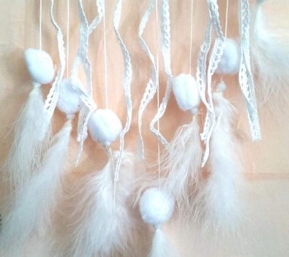 Dreamcatcher bianco con piume e pom-pom - immagine 2