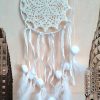 Dreamcatcher bianco con piume e pom-pom - immagine 3