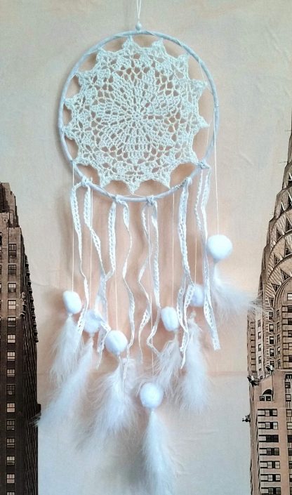 Dreamcatcher bianco con piume e pom-pom - immagine 3