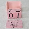 Calendario perpetuo da scrivania legno rosa - immagine 2