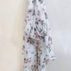 Sciarpa chiffon bianca a fiori rosa - immagine 2