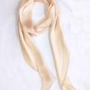 Sciarpa sottile da annodare al collo beige rosato - immagine 2