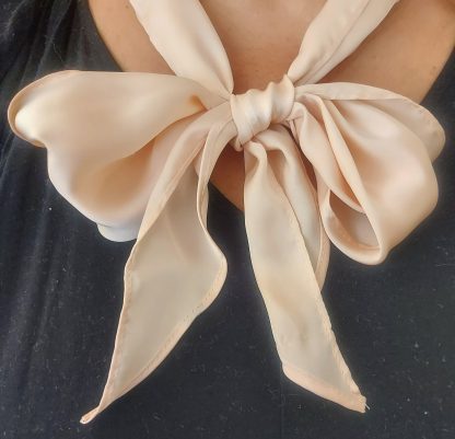 Sciarpa sottile da annodare al collo beige rosato - immagine 3
