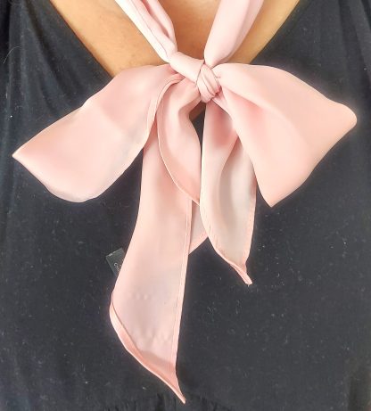 Sciarpa sottile da annodare al collo rosa - immagine 3