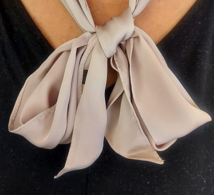 Sciarpa sottile da annodare al collo taupe - immagine 2
