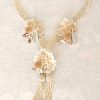 Collana ecru con fiori applicati - immagine 2