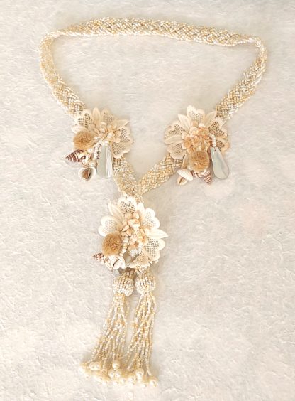Collana ecru con fiori applicati - immagine 2