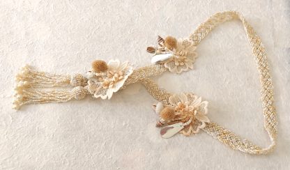 Collana ecru con fiori applicati - immagine 3