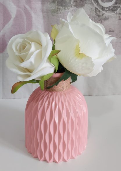 Vaso rosa con rose bianche - immagine 3