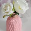 Vaso rosa con rose bianche - immagine 4