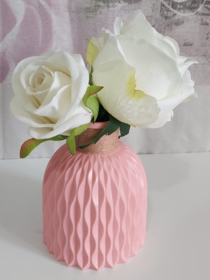 Vaso rosa con rose bianche - immagine 4