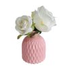 Vaso rosa con rose bianche