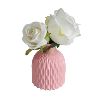 Vaso rosa con rose bianche