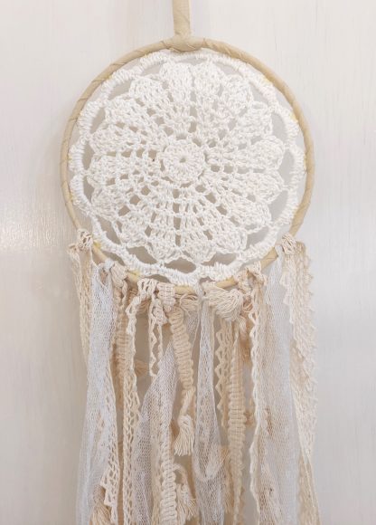 Dreamcatcher acchiappasogni in pizzo bianco e beige - immagine 3