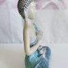 Buddha seduto con abito turchese - immagine 3