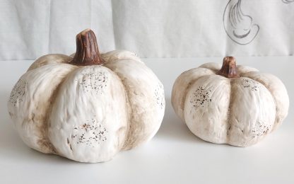 Coppia di zucche decorative bianche - immagine 2