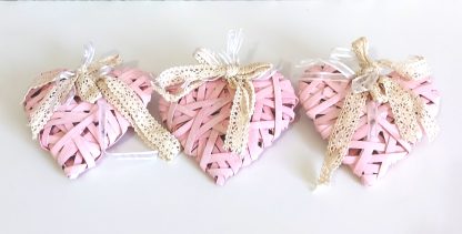 Gruppo di tre cuori in vimini rosa - immagine 2