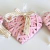 Gruppo di tre cuori in vimini rosa - immagine 3