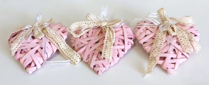 Gruppo di tre cuori in vimini rosa - immagine 3