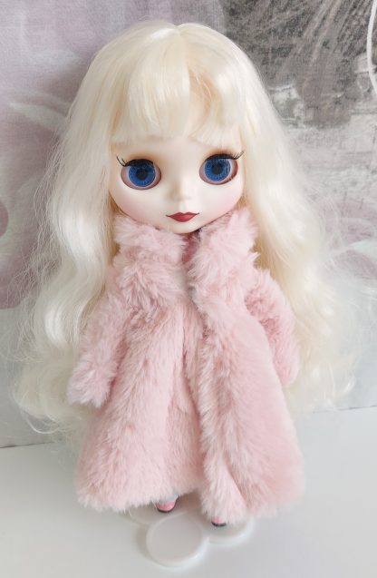 Bambola simile a Blythe completa di abiti e accessori capelli mossi biondo platino - immagine 5
