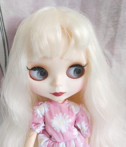Bambola simile a Blythe completa di abiti e accessori capelli mossi biondo platino - immagine 7