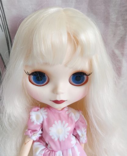 Bambola simile a Blythe completa di abiti e accessori capelli mossi biondo platino - immagine 8