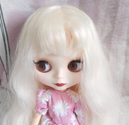 Bambola simile a Blythe completa di abiti e accessori capelli mossi biondo platino - immagine 6