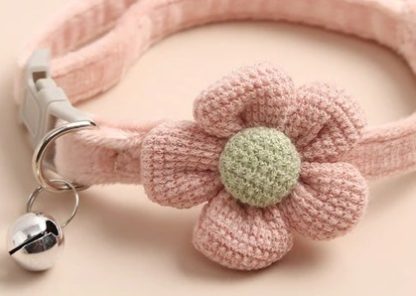Collare rosa chiaro con fiore per gatti - immagine 3