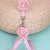 Pettorina rosa con grandi fiori e guinzaglio - immagine 2