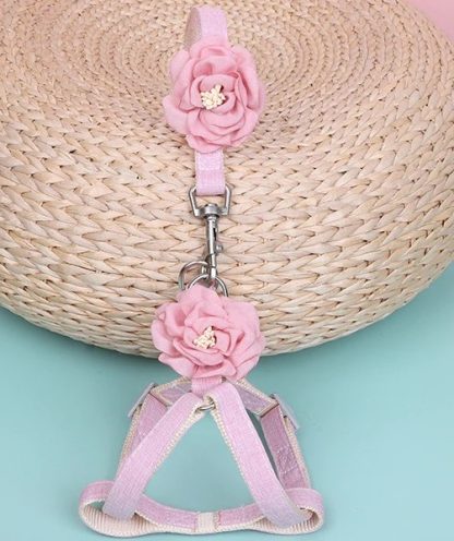 Pettorina rosa con grandi fiori e guinzaglio - immagine 2