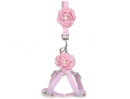 Pettorina rosa con grandi fiori e guinzaglio