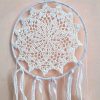 Dreamcatcher bianco con piume e pom-pom - immagine 4