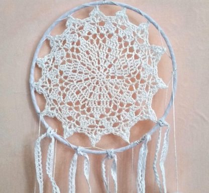 Dreamcatcher bianco con piume e pom-pom - immagine 4