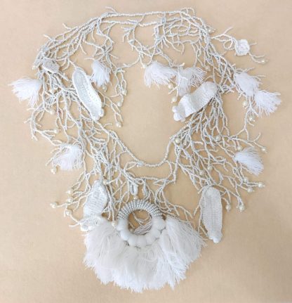 Collana perline bianca con nappine - immagine 3